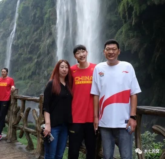 片子改编自真实事务。故事产生在挪威一座名为巴斯特瑞的小岛上，那边关押着很多年青的监犯，他们的春秋最小的只有11岁，最年夜的也不外18岁。每天，在这个封锁而又压制的情况中，孩子们被迫做着超负荷的工作，由于只有如许，他们才能获得仅够充饥的食品。在这里，对监犯们的吵架是屡见不鲜，又是只因一个小小的掉误，有时乃至连缘由都没有。在如许糟的情况下，监犯们被驯化了，没有人想到抵挡。十七岁的厄令（本杰明·赫尔斯塔德 Benjamin Helstad 饰）方才抵达这座恶魔之岛，这里是他服刑的处所。岛上的残暴的糊口让厄令感应失望，当狱卒的榨取冲破了临界点变成悲剧之时，恰是厄令率领着他的火伴们睁开了暴力抵当。就当厄令篡夺了岛屿的统治权之时，挪威当局向岛上派出的150人的戎行正在急速接近。